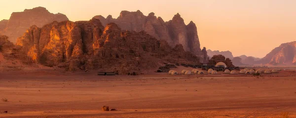Camp Site Tents Wadi Rum Desert Jordan Red Rocks Sunset — Stok fotoğraf