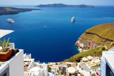 Santorini adası, Yunanistan beyaz mimari ve deniz manzaralı güzel manzara