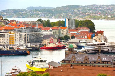 Bergen, Norveç - 30 Temmuz 2018: Renkli geleneksel evler ve liman manzaralı havadan şehir manzarası