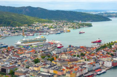 Bergen, Norveç - 30 Temmuz 2018: Renkli geleneksel evler ve yolcu gemileriyle havadan şehir manzarası