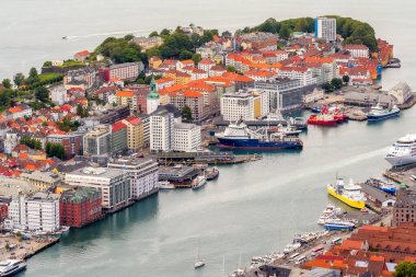 Bergen, Norveç - 30 Temmuz 2018: Renkli liman manzaralı şehir manzarası, evler ve gemiler