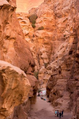 Wadi Musa, Ürdün - 2 Kasım 2022: Little Petra, Siq al-Barid 'deki kayalar ve yol manzarası