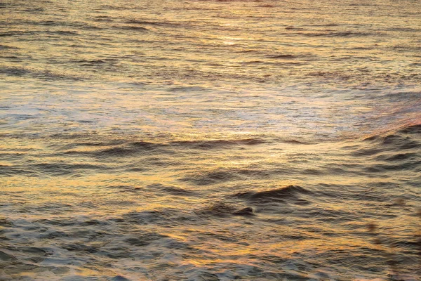 Vatten Havsyta Med Vågor Ljusare Solen Vid Solnedgången Bakgrund — Stockfoto