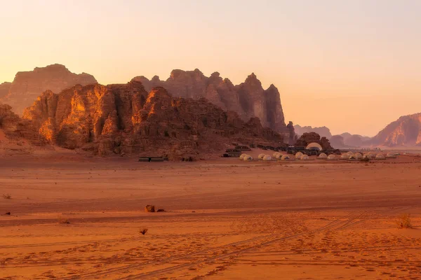 Táborhely Sátrak Wadi Rum Desert Jordánia Vörös Sziklák Naplemente Táj — Stock Fotó