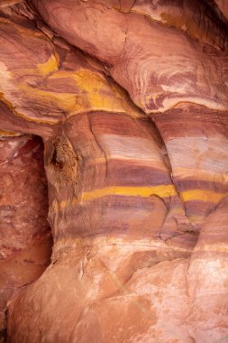 Ürdün Petra 'nın antik mezarlarında çok renkli kum taşı ve mineral katmanları. Desen, jeolojik taş dokusu