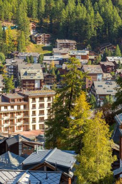 Zermatt, İsviçre - 7 Ekim 2019: Ünlü İsviçre kayak merkezi, renkli geleneksel evler, İsviçre Alp dağları