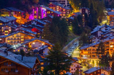 Geceleri Zermatt köyü, İsviçre, İsviçre Alpleri 'nin gökyüzü panoramik manzarası