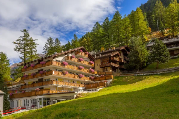 Zermatt Alpendorp Zwitserland Zwitserse Alpen Kleurrijk Herfstpanorama Huizen Bomen — Stockfoto