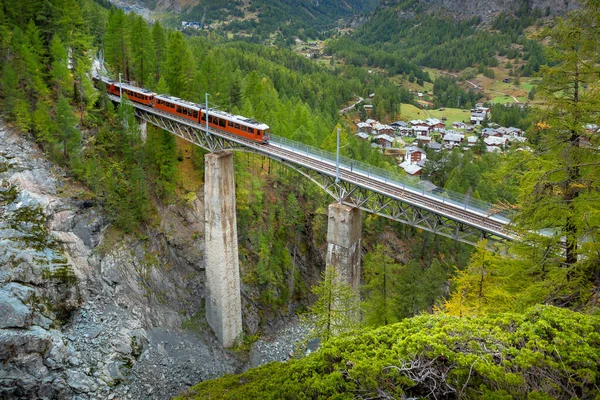 Zermatt Suisse Train Touristique Rouge Gornergrat Sur Pont Maisons Village — Photo