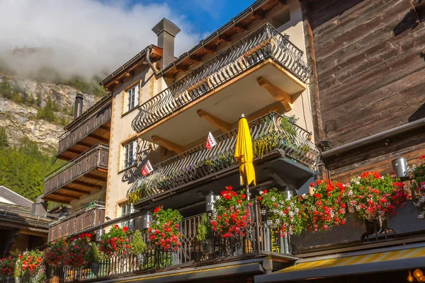 Haus Mit Blumen Dekoriert Zermatt Alpendorf Schweiz Schweizer Alpen — Stockfoto