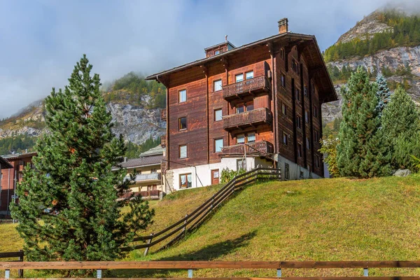ツェルマット スイスの木造住宅シャレー 高山村 スイスアルプス — ストック写真