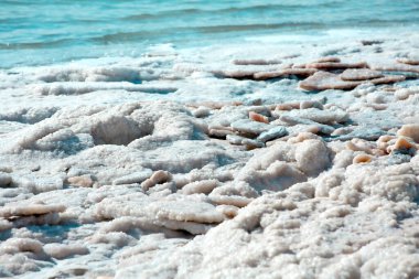 Ürdün 'deki Ölü Deniz tuz mineral doğal oluşum kristallerine yakın çekim