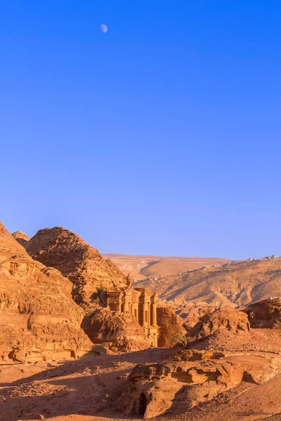 Deir Monasterio Antigua Ciudad Nabatea Petra Jordania Atardecer Luna Cielo — Foto de Stock