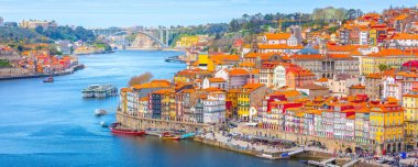 Porto, Portekiz 'in eski bir kasabası. Renkli evleri, Douro nehri ve tekneleri olan ribeira hava sahası manzarası.