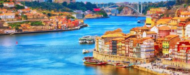 Porto, Portekiz 'in eski bir kasabası. Renkli evleri, Douro nehri ve tekneleri olan ribeira hava sahası manzarası.