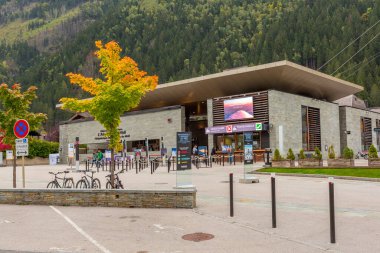 Chamonix Mont-Blanc, Fransa - 4 Ekim 2019: Aiguille du Midi 'ye kablo ve sonbaharda sokak manzarası