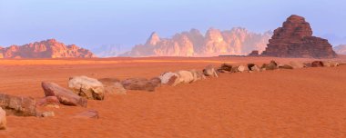 Wadi Rum, Jordan. Turuncu kum çölü bayrağı ve şafak vakti dağlar, gün batımı