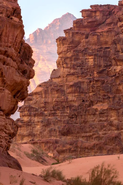 Wadi Rum Jordania Paisaje Del Desierto Arena Naranja Las Montañas —  Fotos de Stock
