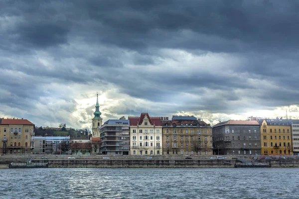 ブダペスト カラフルな家やボートとハンガリードナウ川岸 — ストック写真