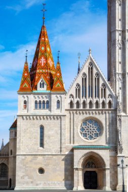 Budapeşte, Macaristan Gotik St. Matthias Kilisesi mavi gökyüzüne karşı