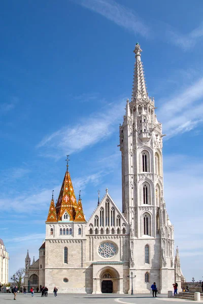 Будапешт Венгрия Марта 2015 Года Готическая Церковь Матфея Против Голубого — стоковое фото
