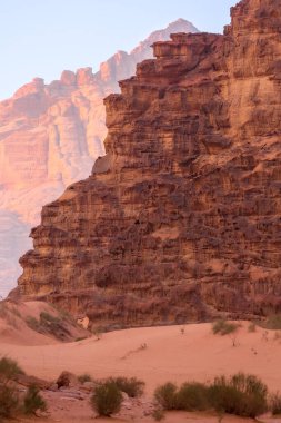 Wadi Rum, Jordan. Turuncu kum çölü manzarası ve şafak vakti kumtaşı dağları.