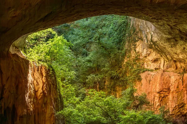 Devetaki köyü yakınlarındaki Devetashka Mağarası ve Bulgaristan 'daki Osam Nehri' nin panoramik manzarası