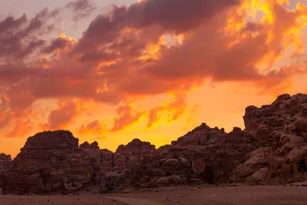 요르단 의작은 페트라 고고학 유적지에 바위들이 아름다운 주황색 — 스톡 사진