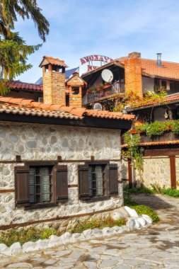 Bansko, Bulgaristan - 31 Ekim 2020: Sonbahar sokak manzarası şehir merkezinde, eski geleneksel Bulgar evleri