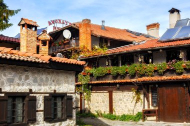 Bansko, Bulgaristan - 31 Ekim 2020: Sonbahar sokak manzarası şehir merkezinde, eski geleneksel Bulgar evi, mehana