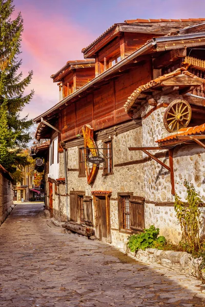 ブルガリアのバンスコ 2020年10月31日 ダウンタウンの秋の通りの景色 古い伝統的なブルガリアの家 Mehana Dedo Pene — ストック写真