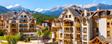 Bansko, Bulgaristan 'ın yazlık manzarası evler ve Pirin zirveleri panorama