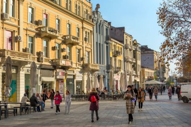 Filibe, Bulgaristan - 25 Kasım 2021: Şehir merkezi sokak manzaralı evler, kafeler ve insanlar