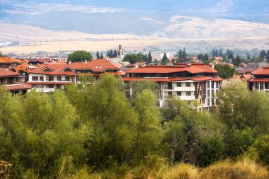 Bulgaristan 'ın Bansko kentinde yaz mevsimi boyunca kilise kulesi bulunan havacılık kenti panoraması