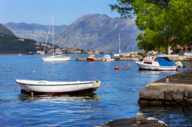 Kotor, Karadağ yaz mevsiminde demirlemiş tekneler, Adriyatik Denizi ve yüksek dağlarla birlikte