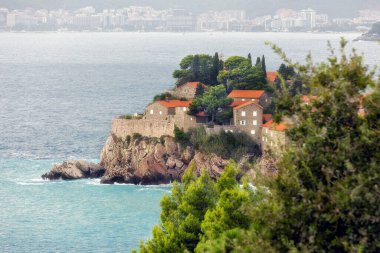 Karadağ 'ın Adriyatik denizi ve Budva siluetindeki Sveti Stefan adası. Yüksek açı. Meşhur seyahat yeri