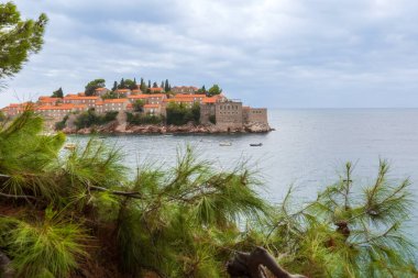 Karadağ 'ın Adriyatik denizi ve Budva siluetindeki Sveti Stefan adası. Yüksek açı. Meşhur seyahat yeri