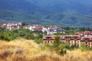 Bulgaristan 'ın Bansko kentinde yaz mevsimi boyunca havacılık kenti panoraması