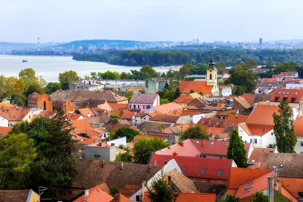 Belgrad ve Sırbistan, yaz aylarında kilise ve Tuna Nehri ile Gardos, Zemun 'dan panoramik manzara