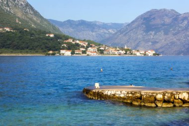 Kotor, Karadağ 'ın Adriyatik Denizi ve yüksek dağlarıyla yaz manzarası