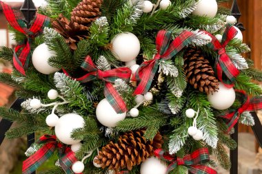 Yeşil Noel çelengi beyaz toplar ve yakın çekim yaylar