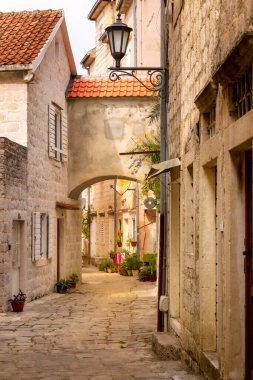 Perast, Karadağ kemerli eski kentte dar sokak manzarası