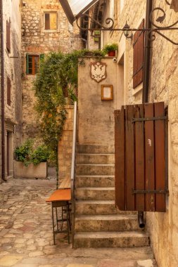 Kotor, Karadağ 'ın batımında antik taş binaları olan eski kentin boş dar sokakları