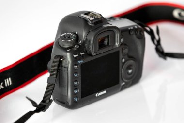Sofya, Bulgaristan - 17 Ekim 2023: DSLR Dijital Kamera EOS Canon 5D Mark III beyaz zemin