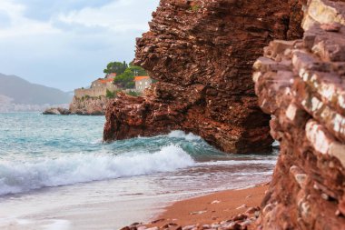 Karadağ 'ın Budva kenti yakınlarındaki Sveti Stefan adasında bir otel.