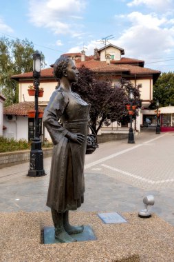 Grocka, Sırbistan - 16 Eylül 2023: Belgrad yakınlarındaki küçük bir belediye olan şehir merkezinde kadın heykeli