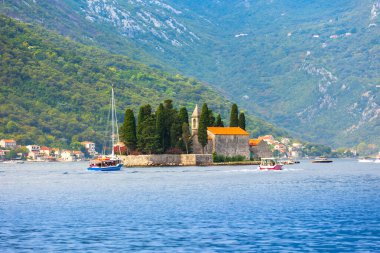 Perast, Kotor Bay, Karadağ yakınlarındaki St. George Adası ile güzel bir Akdeniz manzarası ve yaz aylarında tur tekneleri