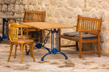 Perast, Karadağ masa ve sandalyeleri yazın kafede