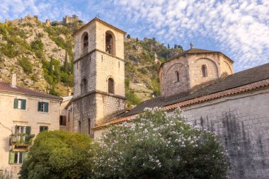 Karadağ 'ın eski Kotor kasabası. Dağlardaki kilise ve kalenin akşam manzarası