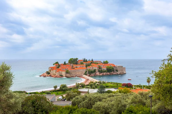 Karadağ 'daki Sveti Stefan adası Adriyatik Denizi' nde yüksek açılı manzaralı bir tatil beldesi. Meşhur seyahat yeri